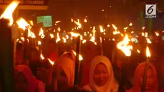Selain mengadakan pawai obor, masyarakat juga melakukan santunan anak yatim dan kaum dhuafa.