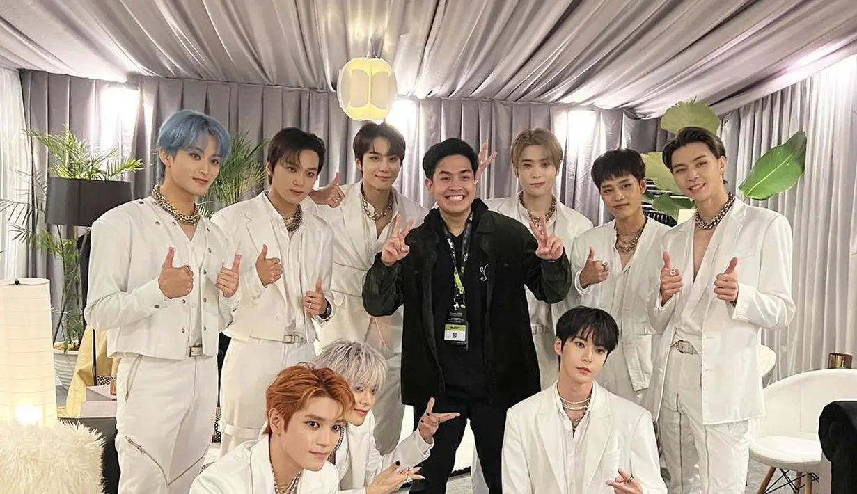 Ia memakai hoodie dan celana hitam yang dipasangkan dengan kemeja warna hijau lumut, tampilan kontras seperti yin dan yang saat dikelilingi member NCT 127 [IG @jeromepolin]