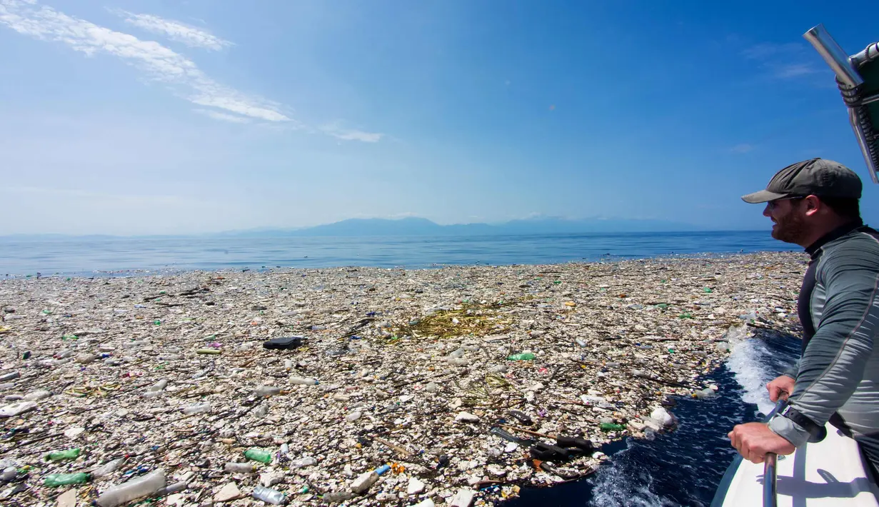 Fotografer bawah laut Caroline Power melihat tumpukan sampah mengambang di lepas pantai Roatan, Honduras 7 September 2017. Caroline menemukan banyak sampah 15 mil di lepas pantai tersebut menuju Cayos Cochinos Marine Reserv. (AFP Photo/Caroline Power)
