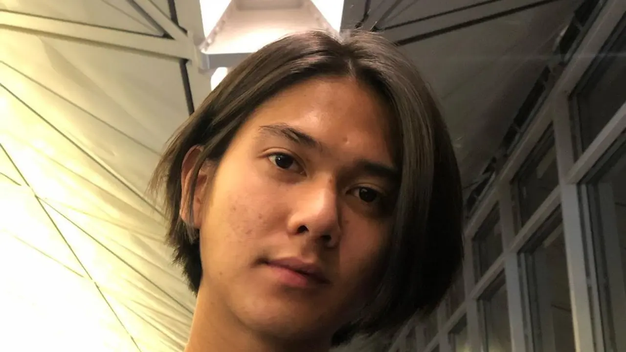 6 Potret Gaya Rambut Gondrong Iqbaal Ramadhan, Selalu Curi Perhatian