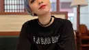 Wanita kelahiran tahun 1985 itu juga kerap mengganti warna rambutnya. Mulai dari blonde, grey, orange, hingga blue light. Menariknya, semua warna rambut yang pernah ia coba selalu terlihat cocok untuknya. Tampil edgy dengan gaya rambut pendek, Tanayu juga terlihat awet muda di usianya yang menginjak 37 tahun. (Liputan6.com/IG/@tanayudjanuismadi)