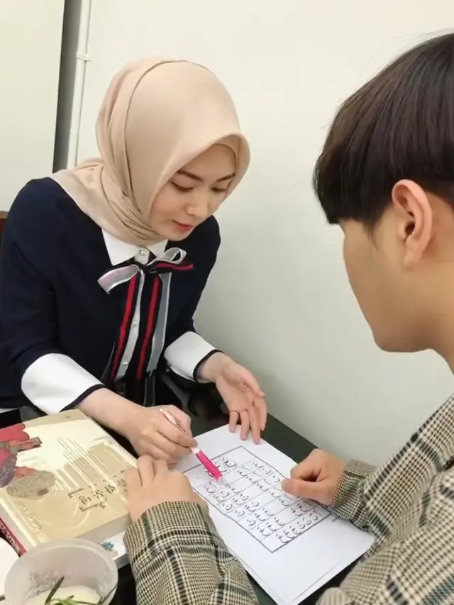 6 Momen Ayana Moon Ajari Sang Adik Mengaji, Penuh Kehangatan