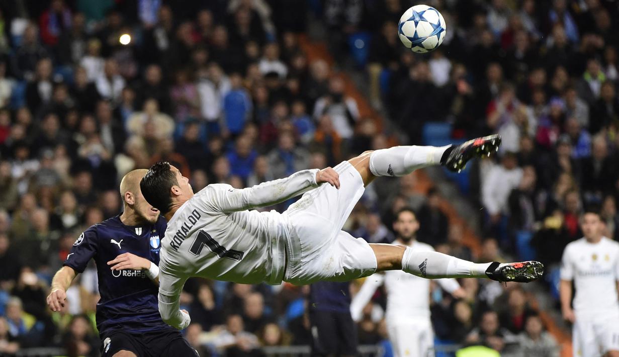 Cristiano Ronaldo. Striker Portugal berusia 34 tahun yang musim ini tampil tak sesuai harapan di periode keduanya bersama Mnchester United ini menjadi top skor di Eropa sebanyak 4 kali. Pada 2011 ia mencetak total 60 gol, 2013 (69 gol), 2014 (61 gol) dan 2015 (57 gol). (AFP/Pierre-Philippe Marcou)