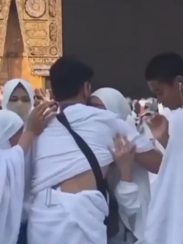 6 Potret Lesti Kejora Menangis di Depan Ka'bah, Ditenangkan Ayah dan Kakaknya
