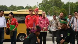 Ketum PSSI, Mochamad Iriawan, disambut tarian saat tiba di Stadion Utama Riau, Pekanbaru, Kamis (13/2). Stadion ini menjadi satu dari sebelas stadion yang dinominasikan sebagai tuan rumah Piala Dunia U-20 2021. (Dok PSSI)