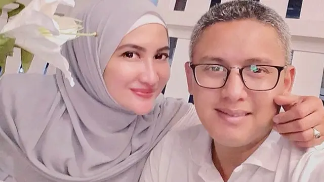Jarang Tersorot, Ini 7 Potret Mesra Natalie Sarah dan Suami