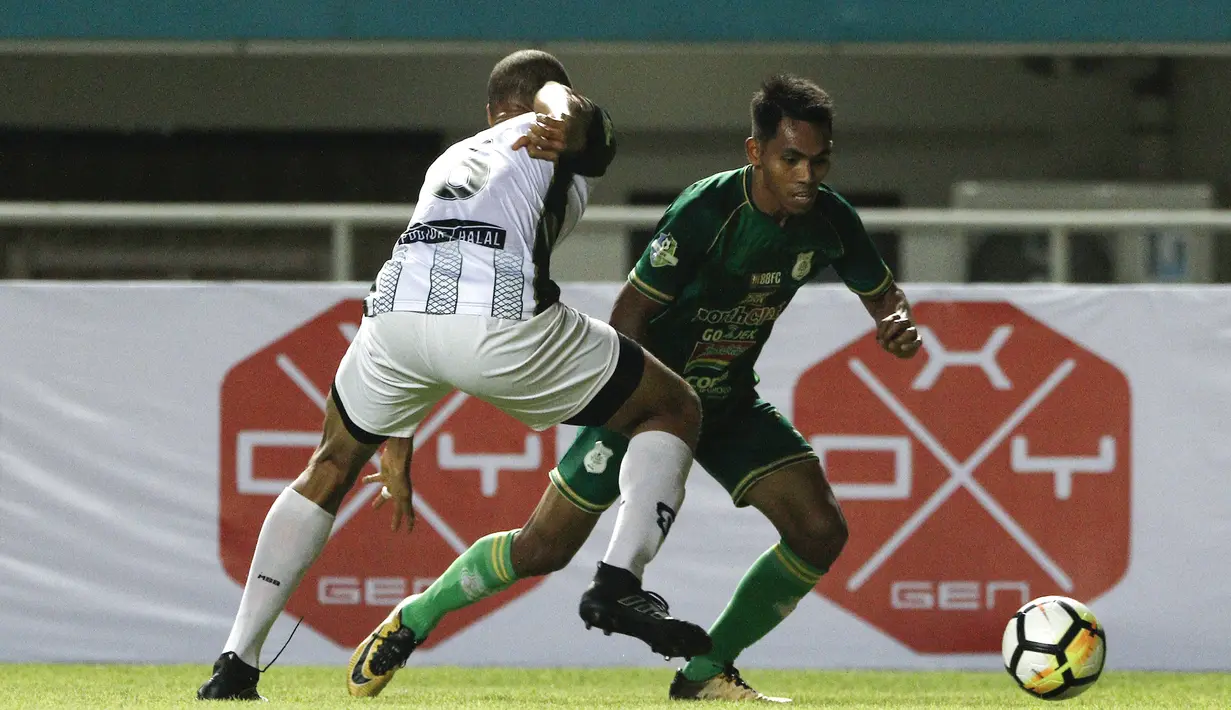 Gelandang PSMS Medan, Frets Butuan, berusaha menggiring bola saat melawan PS Tira pada laga Liga 1 di Stadion Pakansari, Jawa Barat, Rabu (5/12). PSMS kalah 2-4 dari PS Tira. (Bola.com/Yoppy Renato)