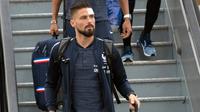 Penyerang Timnas Prancis,  Olivier Giroud turun dari pesawat setibanya di bandara Sheremetyevo Moskow, Minggu (10/6). Giroud dengan kepala diperban ikut dalam rombongan yang akan berlaga di Piala Dunia 2018. (AP/Pavel Golovkin)