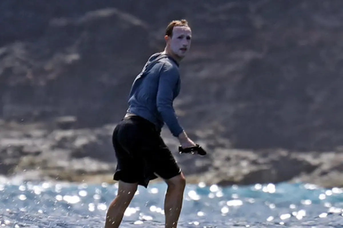 Mark Zuckerberg Selancar Pakai Sunscreen Tebal, Netizen: Mirip Joker
