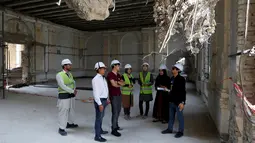 Sejumlah insinyur mendiskusikan perbaikan istana Darul Aman, Kabul, 2 Oktober 2016. Sejak emansipasi wanita berkembang, wanita punya kesempatan bekerja setara dengan pria. (REUTERS/Mohammad Ismail)