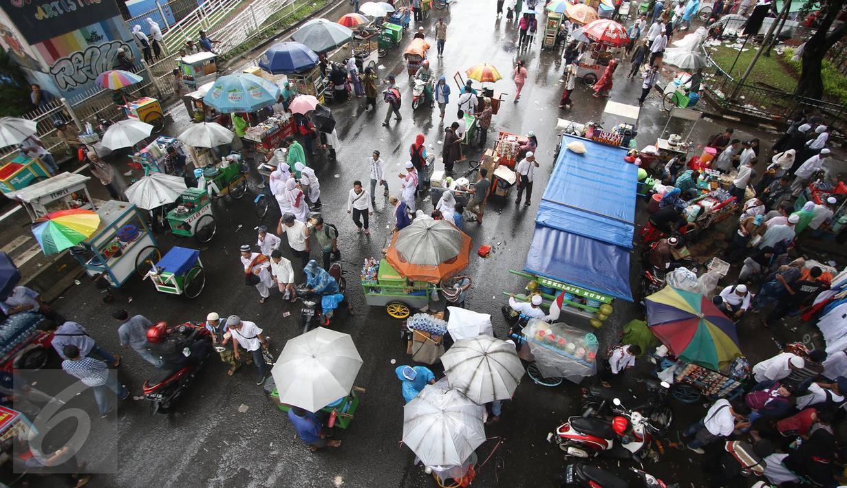 Pedagang Kaki Lima (PKL) menjajakan dagangannya di sekitar Mesjid Istiqlal, Jakarta, Jumat (2/12). Aksi 2 Desember yang dipenuhi massa menjadi kesempatan bagi sejumlah PKL untung meraup untung. (Liputan6.com/Immanuel Antonius)
