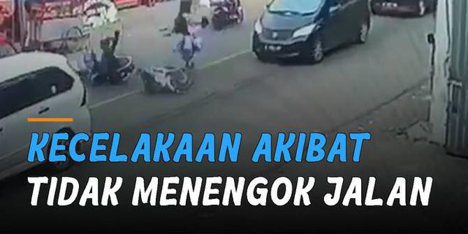VIDEO: Tidak Menengok Jalan, Dua Perempuan Kendarai Motor Alami Kecelakaan