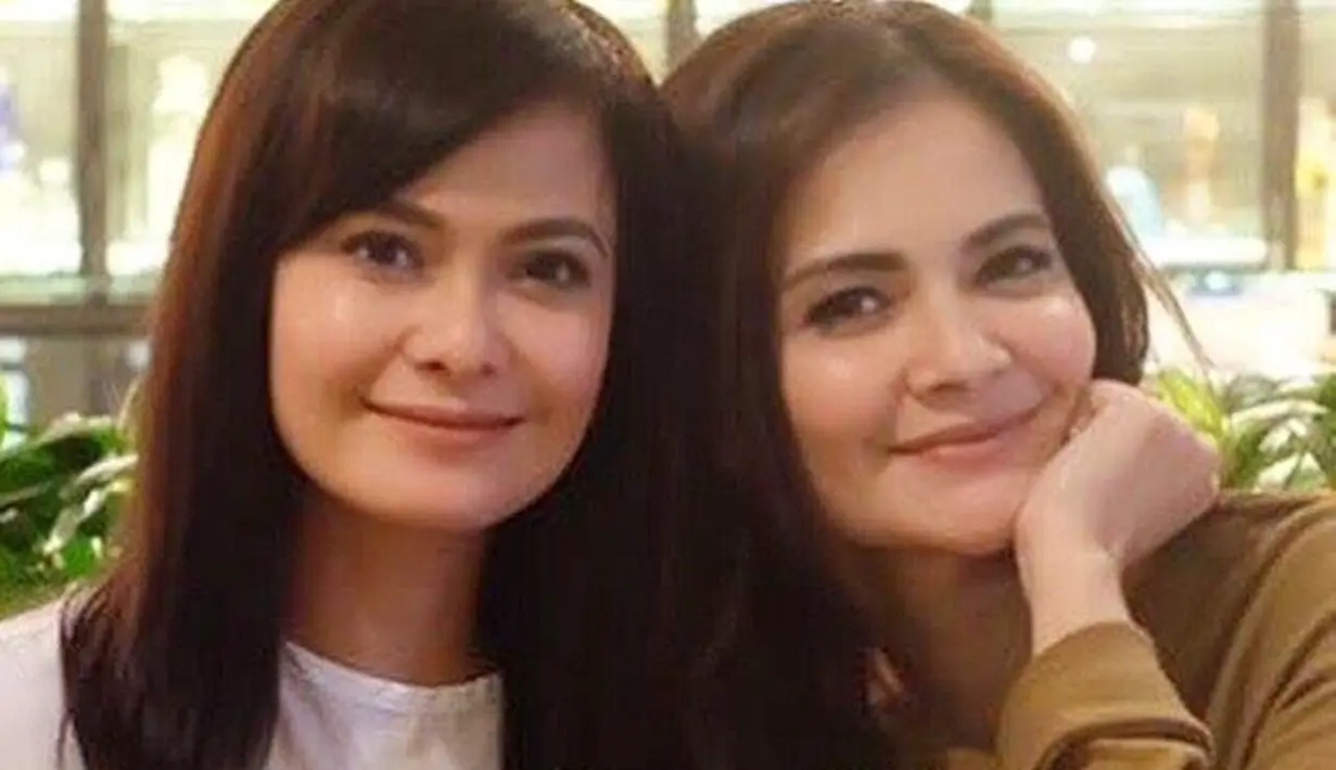 Serupa tak sedarah itulah yang sering netizen ungkapkan ketika melihat foto Cut Tari dan Ersa Mayori. Keduanya juga sama-sama awet muda meski sudah berkepala 4. Cut Tari berusia 45 sementara Ersa lebih muda dua tahun. (Liputan6.com/IG/cuttaryofficial)
