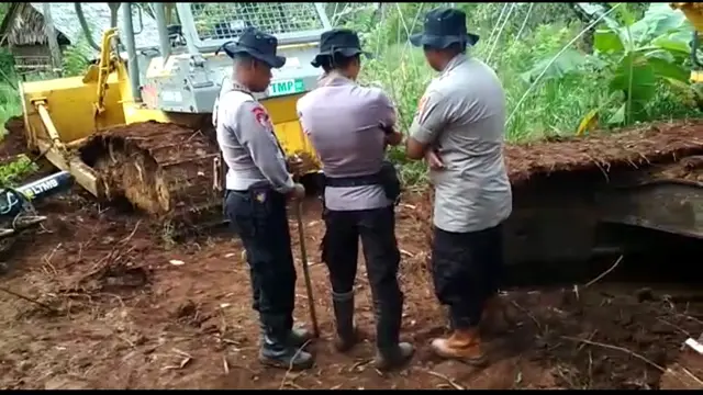 Oknum anggota polisi yang menyembunyikan identitasnya saat berusaha direkam warga Wawonii.(Liputan6.com/Ahmad Akbar Fua)