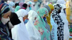 Warga mengenakan masker saat melaksanakan salat Idul Adha di Lapangan Perumahan Sawangan Permai, Depok, Jawa Barat, Jumat (31/7/2020). Hari ini, seluruh umat muslim di dunia merayakan Idul Adha 1441 H yang dilanjutkan dengan pemotongan hewan kurban. (merdeka.com/Arie Basuki)