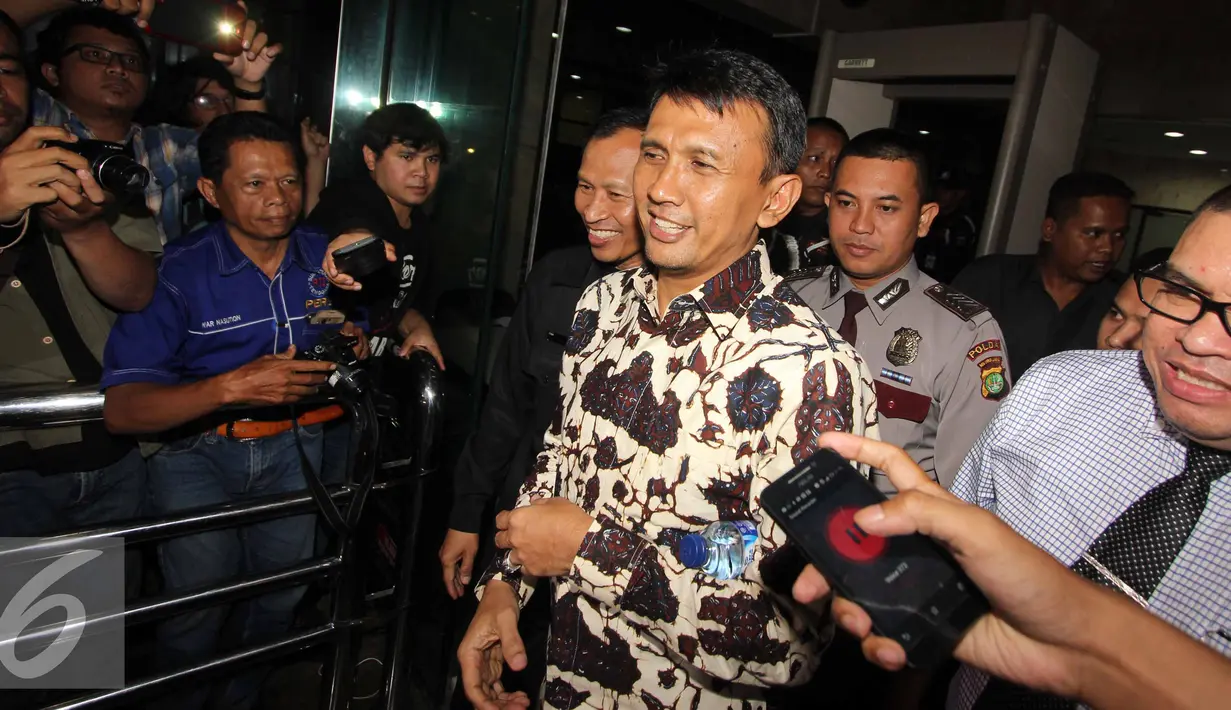 Gubernur Sumatera Utara, Gatot Pujo Nugroho usai menjalani pemeriksaan di KPK, Jakarta, Rabu (22/7/2015). Gatot diperiksa selama 11 jam sebagai saksi kasus dugaan suap hakim PTUN Medan. (Liputan6.com/Helmi Afandi)