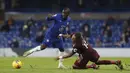 Gelandang Chelsea, N'Golo kante, berebut bola dengan gelandang Leeds United, Raphinha, dalam laga lanjutan Liga Inggris pekan ke-11 di Stamford Bridge, London, Sabtu (5/12/2020). Chelsea menang 3-1 atas Leeds United. (Pool via AP/Matthew Childs)