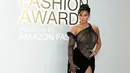 <p>Kylie Jenner menghadiri CFDA Fashion Awards di Casa Cipriani, New York City, Amerika Serikat, 7 November 2022. Kylie mengenakan gaun Mugler gelap elegan namun edgy yang menampilkan korset tipis asimetris, lengan satu lengan, dan rok panjang dengan belahan sampai ke paha. (Dimitrios Kambouris/Getty Images/AFP)</p>