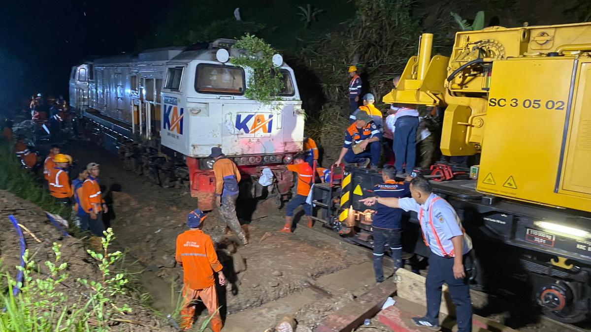 Kereta Api Ciremai Anjlok di Bandung Barat Gara-gara Jalur Rel Tertutup Longsor