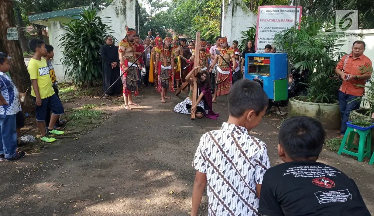 Anak-anak menyaksikan teatrikal jalan salib di Gereja Bongsari, Kota Semarang,  Jumat ( 19/4). Ritual ini bagian dari hari wafatnya Isa Almasih atau yang lebih dikenal hari Jum'at Agung yang bertema "hati untuk mencintai dan tangan untuk memberi" dengan 500 jemaat yang hadir. (Liputan6.com/Gholib)