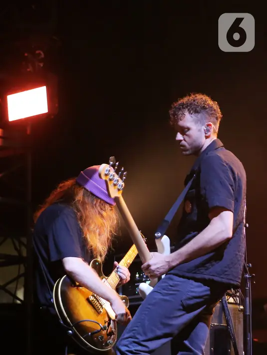 Bassist grup band One Republic Brent Kutzle (kanan) dan gitaris Drew Brown saat tampil pada Woke Up Fest 2023 di Istora Senayan, Jakarta, 25 Februari 2023. Band beraliran pop rock asal Amerika Serikat tersebut tampil memukau dengan membawakan sejumlah lagu di antaranya Secrets dan Good Life dari album Waking Up. (Kapanlagi.com/Bambang E. Ros)