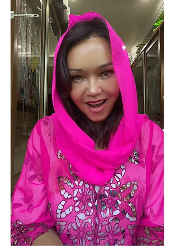 6 Potret Bunda Corla Dibilang Mirip Siti Nurhaliza, Pasca Oplas Rp1,5 Miliar