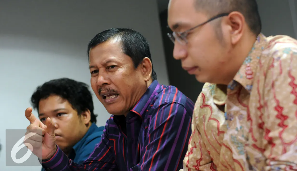 Tim hukum PSSI, Togar Manahan Nero (tengah) memberikan keterangan di kantor PSSI, Jakarta, Selasa (8/3/2016). Tim hukum PSSI memberikan penyataan terkait putusan Mahkamah Agung terhadap SK Pembekuan PSSI. (Liputan6.com/Helmi Fithriansyah)