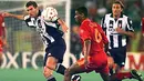 Bergabung dengan Juventus, Zinedine Zidane berhasil menjadi salah satu pesepak bola terbaik dunia, dirinya memberikan Nyonya Tua dua gelar Serie A. (AFP/Gerard Julien)  
