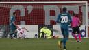AC Milan akhirnya mampu memecah kebuntuan pada menit ke-42. Umpan Samu Castillejo dari sisi kanan salah diantisipasi oleh Radovan Pankov. (Foto: AP/Darko Vojinovic)