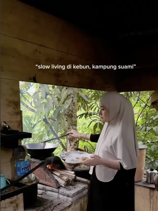 Potret Dapur di Kebun Kampung Halaman Suami Dinda Hauw
