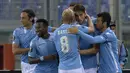 Para pemain Lazio merayakan gol yang di cetak  Wesley Hoedt (C) dalam Laga Liga Europa UEFA antara Lazio vs Saint Etienne di Stadion Olympic Roma, Jumat(2/10/2015). Lazio menang tipis 3-2. AFP Photo / Andreas Solaro