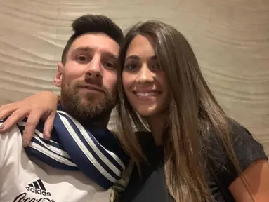 Leo Messi memiliki seorang istri cantik bernama Antonella Rocuzzo. Antonella merupakan cinta masa kecil Messi yang nyatanya kini menjadi belahan jiwa Messi. Hubungan rumah tangga keduanya selalu harmonis. (Liputan6.com/IG/leomessi)