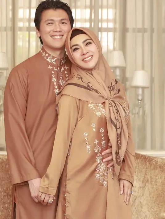 Mereka menepis semua isu tak sedap soal rumah tangga yang berjalan belum lima tahun ini. Sebelumnya pasangan ini memang selalu terlihat romantis di berbagai momen. Penampilannya juga selalu serasi dengan baju couple.(Liputan6.com/IG/@princessyahrini)