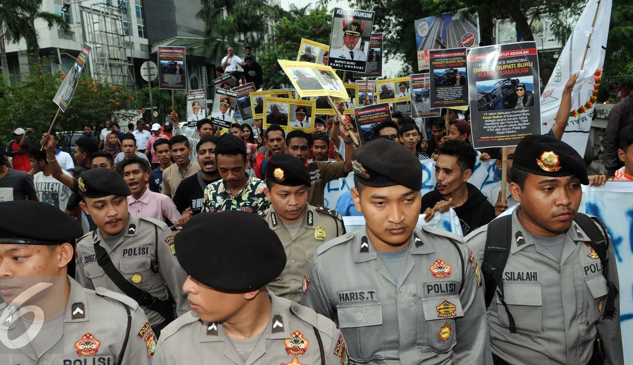 Polisi berjaga saat Front Pemuda Muslim Maluku (FPMM) menggelar aksi di depan KPK, Jakarta, Jumat (26/8). Mereka mendesak KPK mengusut Bupati Buru yang diduga melakukan korupsi. (Liputan6.com/Helmi Afandi)