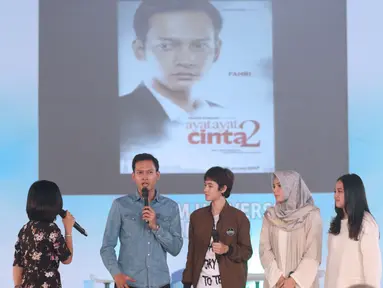 Pemeran film Ayat Ayat Cinta 2, Fedi Nuril (kedua kiri) menjawab pertanyaan seputar proses syuting film terbarunya saat gelaran Emtek Goes To Campus 2017 di Telkom University, Bandung, Rabu (29/11). (Liputan6.com/Helmi Fithriansyah)