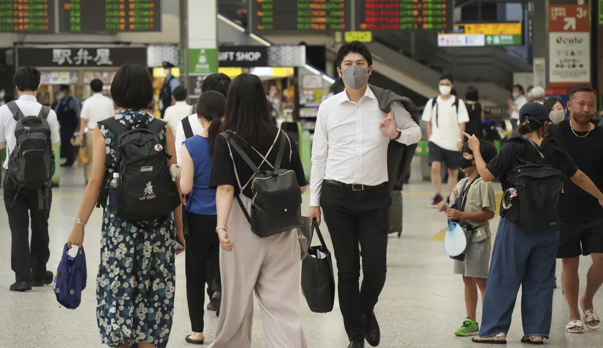 Orang-orang yang memakai masker untuk membantu mengekang penyebaran virus corona COVID-19 berjalan di sekitar Stasiun Ueno, Tokyo, Jepang, Jumat (6/8/2021). Tokyo berada dalam keadaan darurat virus corona COVID-19 sejak pertengahan Juli. (AP Photo/Kantaro Komiya)