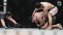 Dua petarung Indonesia Victorio Senduk (kiri) berusaha mengunci gerak Yohan Mulia Legowo (bawah) saat berlaga pada One Championship di Jakarta, Sabtu (20/1). Pada laga tersebut Victorio Senduk menang atas Yohan Mulia. (Liputan6.com/Faizal Fanani)