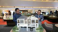 Head of Regional Marketing Podomoro Karawang Emil S Utomo (kiri) , bersama Presiden Direktur PT Era Indonesia Darmadi Darmawangsa (kanan) sedang meninjau maker Kota Kertabumi Karawang usai Webinar Agung Podomoro Wujudkan Karawang Is The Future, yang merupakan rangkaian dalam Festival Investasi Properti, Rabu (14/9/22) di Central Park Mall Jakarta.