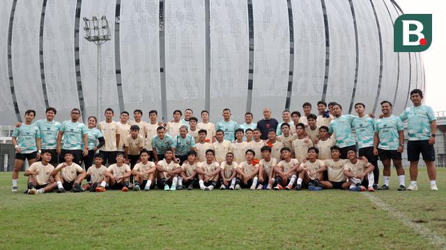 Foto: Melihat Tegasnya Nova Arianto saat Memimpin Latihan Timnas Indonesia U-16 di Jakarta International Stadium