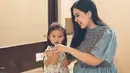 <p>Chef Devina Hermawan tinggal menghitung hari mendekati proses persalinan anak ke-3 nya. Yuk, lihat album gaya maternity di akun Instagram @devinahermawan yang bisa jadi inspirasi. Seperti tiered dress denim yang kasual namun tetap chic. (Foto: Instagram @devinahermawan)</p>