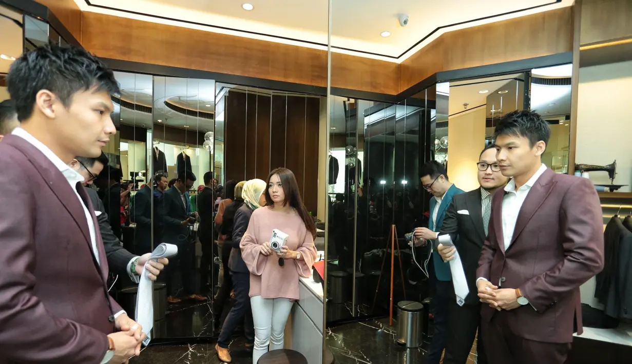 "Jadi memang size bajunya dia sudah hafal kali ya, cuma lebih penyesuaian saja. Jadi sampai sekarang fittingnya sudah banyak, dan sekarang ini benar-benar fitting terakhir untuk di wedding nanti," jelas Fendy. (Adrian Putra/Bintang.com)