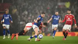 Pemain Manchester United, Harry Maguire, berebut bola dengan pemain Ipswich Town, Liam Delap, dalam laga lanjutan Liga Inggris 2024/2025 di Old Trafford, Manchester, Inggris, Kamis (27/02/2025). (AFP/Oli Scarff)