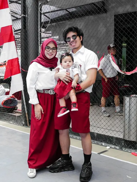 Gemas banget penampilan keluarga satu ini. Aurel Hermansyah dan Atta Halilintar ajak Ameena pakai seragam SD. (Instagram/attahalilintar).