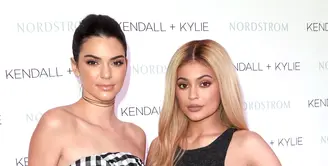 Gadis berusia 18 tahun ini rupanya menyimpan rasa cemburu terhadap karier kesuksesan sang kakak Kendall Jenner. Kylie Jenner rupanya tak mau kalah dari kakak perempuannya. Kylie pun mencoba terjun kedunia modeling. (AFP/Bintang.com)