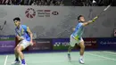Ganda putra Indonesia Pramudya Kusumawardana (kanan) dan Yeremia Rambitan saat melawan pasangan Malaysia Aaron Chia/Soh Wooi Yik pada perempat final Indonesia Open 2022 di Istora Senayan, Jakarta, Jumat (17/6/2022). Pertandingan sempat terhenti setelah Yeremia tampak mengalami cedera dan membutuhkan perawatan. (AP Photo/Dita Alangkara)