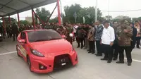 Presiden Jokowi saat mencoba Mobil Listrik Ezzy II. (Liputan6.com/Dian Kurniawan)