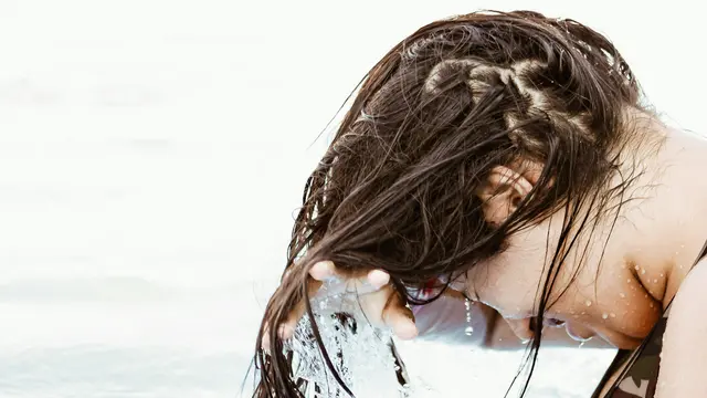 1. Melembapkan Rambut Secara Maksimal