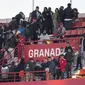 Suporter meninggalkan stadion Los Carmenes setelah laga antara Granada dan Athletic Bilbao pada jornada 16 La Liga Spanyol, Minggu (10/12/2023), ditangguhkan lantaran ada masalah di tribune, yaitu meninggalnya seorang penggemar. (JORGE GUERRERO / AFP)