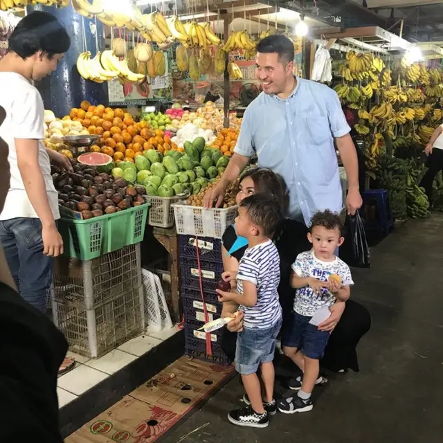Artis Tampan Berbelanja di Pasar