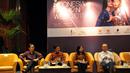 Dirjen EKMDI Pariwisata Hari Waluyo (kanan) bersama Direktur Pengembangan Produk Ekspor Sulistya Wati (ketiga kiri) memberikan keterangan pers jelang Indonesia Fashion Week 2015 di Gedung Sapta Pesona, Jakarta, Selasa (17/2). (Liputan6.com/Panji Diksana)